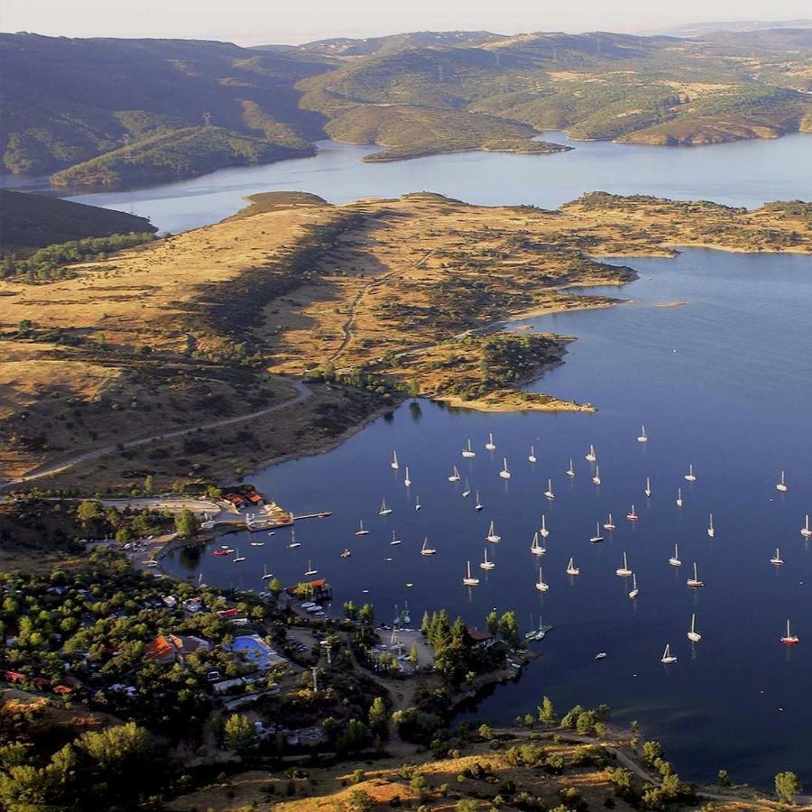 El Lago Cervera de Buitrago Bagian luar foto